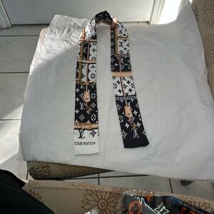 Louis Vuitton Monogram Black and White Scarf